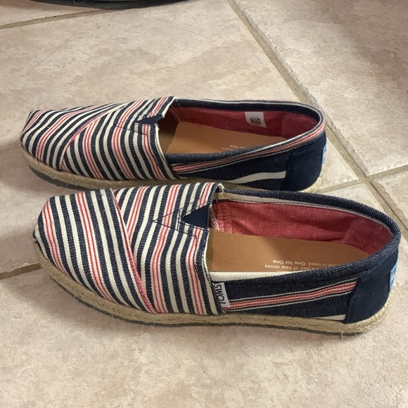 TOMS CANVAS SHOE - Picture 4 of 7